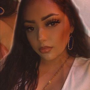 Meet your Posher, Violeta